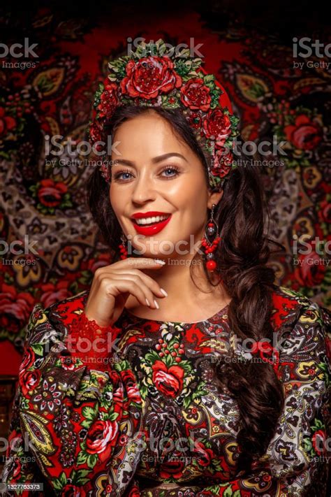 Ratu Kecantikan Wanita Rusia Dalam Gaun Tradisional Dalam Bidikan