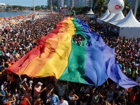 G Parada Gay Dever Reunir Milh O De Pessoas Em Copacabana No Rio