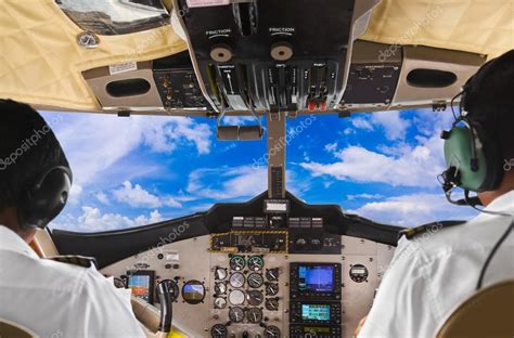 Pilotes Dans Le Cockpit Et Le Ciel De Lavion Image Libre De Droit Par Violin © 23774875