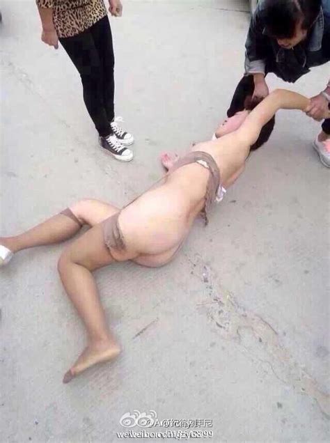 中国の浮気女が路上で裸にひん剥かれ集団リンチされる 3次エロ画像 エロ画像
