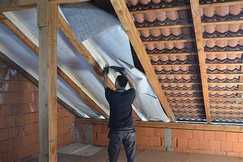 Schutzfolie montieren Dämmung dach Dach dämmen Schalung