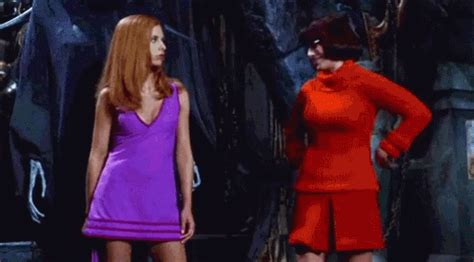 Velma Daphne Gif Velma Daphne Scooby Doo Odkrijte In Delite Gif E