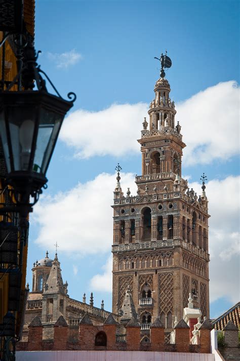 Surrounding the central plaza on which seville's mighty cathedral squats is the charming old jewish neighbourhood of santa cruz, one of andalusia's most iconic barrios. Candilazos: La Giralda ( Sevilla ).