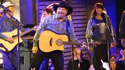 Garth Brooks Reveals First Stop Of Dive Bar Tour In 2020 Iheart