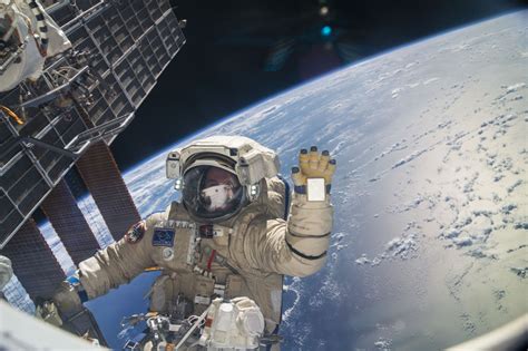 Gambar Sesuai Mengambang Astronaut Luar Angkasa Alat Pekerjaan