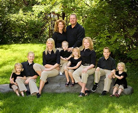 How to get sharp focus in large family photosare you wondering how you can get sharp focus in your photos that have 6, 7, 8.25 family members in them? Pin by Ivy Lunbery on Family Photo Shoot | Large family ...