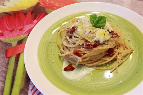 Spaghetti Con Pomodori Secchi Crema Di Burrata E Granella Di Taralli