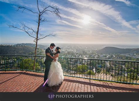 Under bokningen kan du, i mån av tillgång, begära tidig incheckning eller sen utcheckning. Newport Beach Marriott Bayview Wedding | Phillip and Lillian
