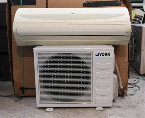 Used 1 0HP York Wall Mounted Type Aircond AC3691 R22 Not Include