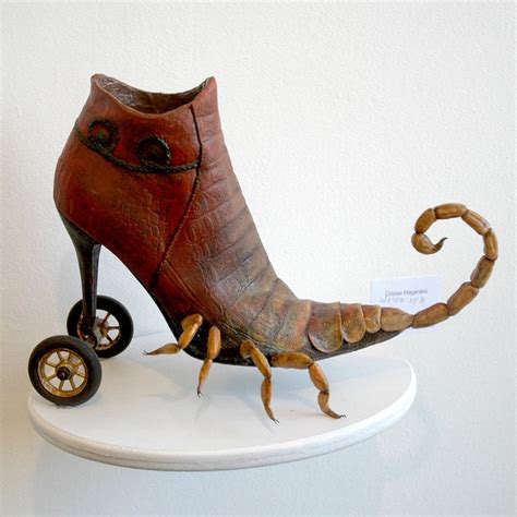 Un artiste israélien transforme des chaussures en oeuvre d art Le