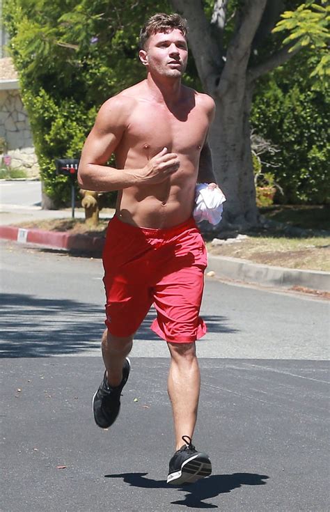 Ryan Phillippe Jogging Shirtless In La Pictures Popsugar Celebrity Photo 4