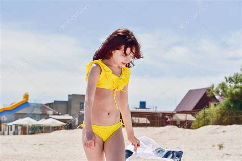Una chica en el mar El retrato de la joven Arena de vacaciones de verano adolescente Día