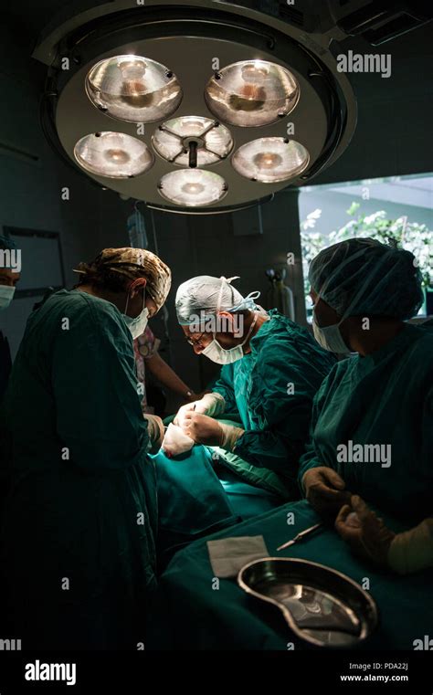 Team Surgeon At Work In Operating Room Stock Photo Alamy