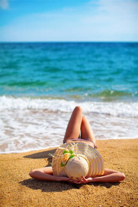 比基尼美女图片 戴着草帽躺在沙滩上的比基尼美女素材 高清图片 摄影照片 寻图免费打包下载