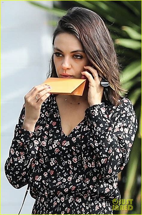 Photo Mila Kunis Shows Off Her Legs In Floral Print Romper 04 Photo