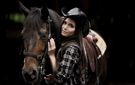 2560x1920 Photo Model Gun Cowgirl Coolwallpapersme