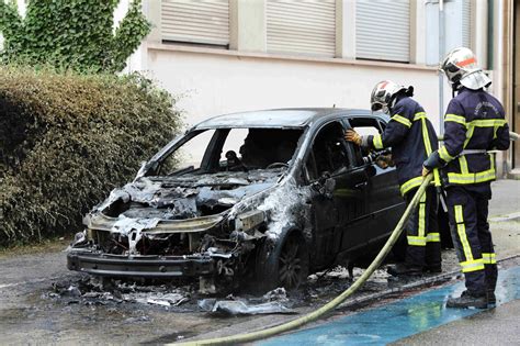 Rennes : voitures brûlées, feux d'artifice tirés sur les pompiers