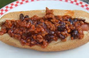 Hot dogs are cheap, easy to grill, convenient to eat. Hot Dog Chili Sauce with Black Beans
