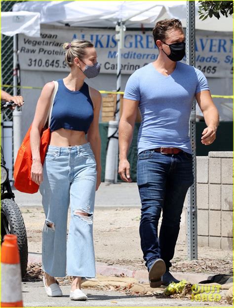 Brie Larson Boyfriend Elijah Allan Blitz Color Coordinate For Trip To Farmer S Market Photo