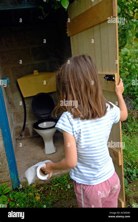 WC Außentoilette Mädchen mit einem Outdoor Toilette Stockfotografie