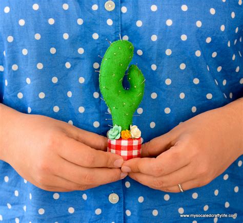 Create a pin cushion shaped as a cactus to put your pins and needles with fabric glue. Cactus Pincushion (too cute) - Fun Crafts Kids