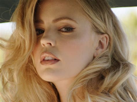 Melissa George With Winged Eyeliner And Pouty Nude Lips Makeup And