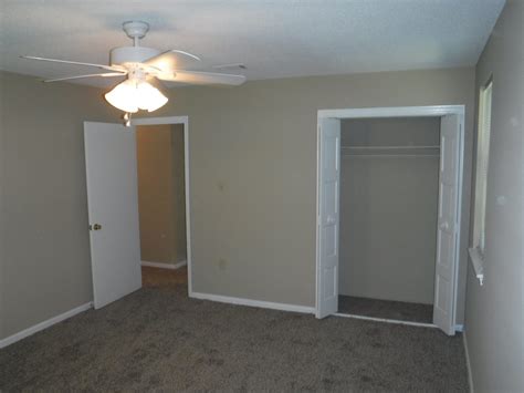 What is the standard size ceiling fan for a bedroom? 12 X 15 OWNER'S BEDROOM WITH NEW CEILING FAN, LARGE CLOSET ...