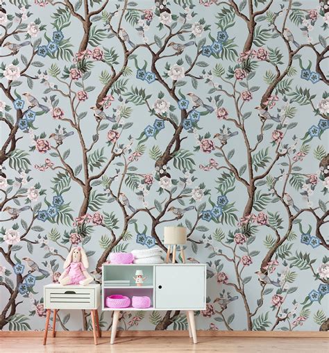 The Wallpaper In This Room Is Painted With Blue And Pink Flowers