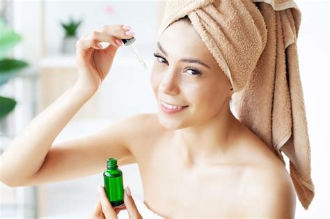 Premium Photo Beautiful Woman Applying Moisturizer Cream On Her Face