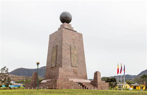 Ciudad Mitad Del Mundo El Monumento Que Separa Los Dos Hemisferios