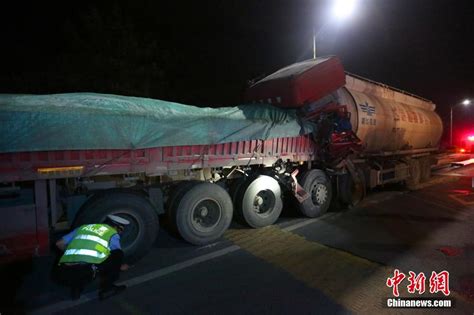 湖北一槽罐车追尾货车 车头被挤平司机身亡 组图 图片中国中国网