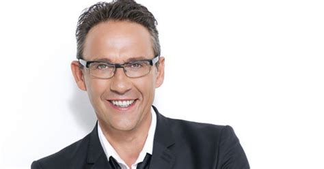 Julien courbet est un animateur français très populaire. Julien Courbet insulté et menacé sur RTL | Le Journal du Buzz