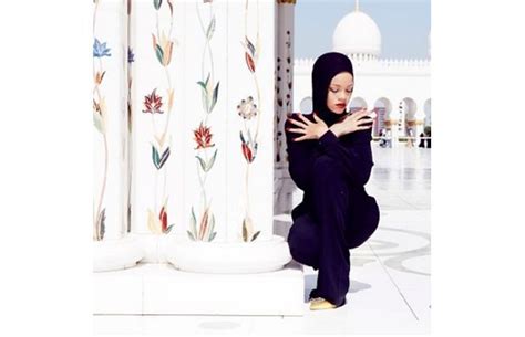 Rihanna Gets Kicked Out Of Abu Dhabi Mosque After Controversial Photo Shoot Rihanna Instagram