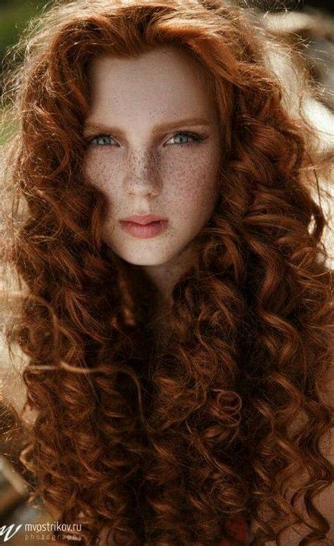 Frau Rote Gelockte Haare Gr Ne Augen Sommersprossen Beautiful Red