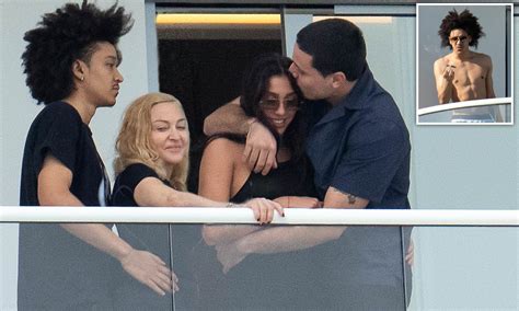 Madonna recently spoke candidly about her relationships with lourdes and her siblings rocco, 18, david and mercy, both 13, and esther and. Madonna presenta a tutti il nuovo (baby) fidanzato: ora è ...