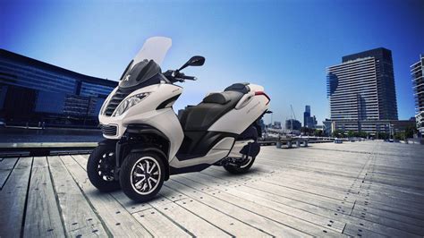 With two wheels up front and one in the back, they are so easy to balance even toddlers can just hop on and go! Welcome Peugeot Metropolis 3-wheel Scooter - autoevolution