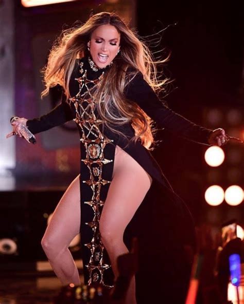 Jennifer Lopez Presenta Ni Tu Ni Yo In Un Abito Dallo Spacco Vertiginoso