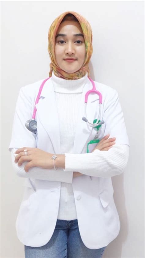 Foto Dokter Cantik Berhijab Homecare24