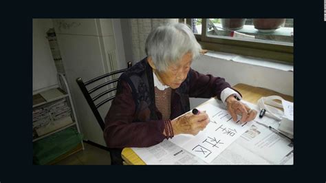 China 100 Year Old Woman Learns To Read And Write Cnn