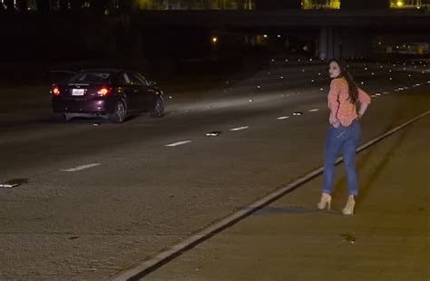 Una Mujer Borracha Para Su Coche En Mitad De La Autopista Y Hace Lo