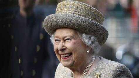 Regina Elisabeta Surprinsă La Volan La 95 De Ani Motivul Pentru Care