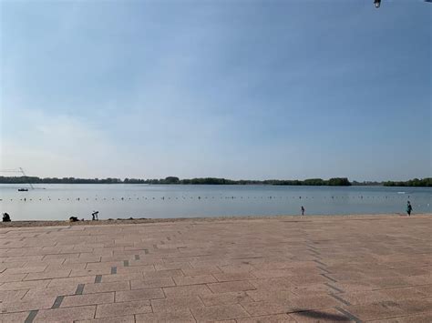 Rotterdam (/ ˈ r ɒ t ər d æ m /, uk also / ˌ r ɒ t ər ˈ d æ m /, dutch: Strand Rotterdam Nesselande in 2020