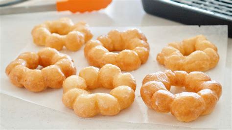 Konsistens messig skiller de seg også veldig fra en vanlig donuts, og gir en herlig smaksopplevelse i munnen som man bare ikke kan bli lei av. Mochi Donuts (5-Ingredient Pon De Ring) Recipe | Japanese Cooking Video | Create Eat Happy ...
