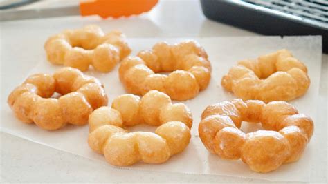 Baked mochi donuts (aka pon de ring) matcha crinkle cookies (soft and fudgy) mini basque. Mochi Donuts (5-Ingredient Pon De Ring) Recipe | Japanese ...