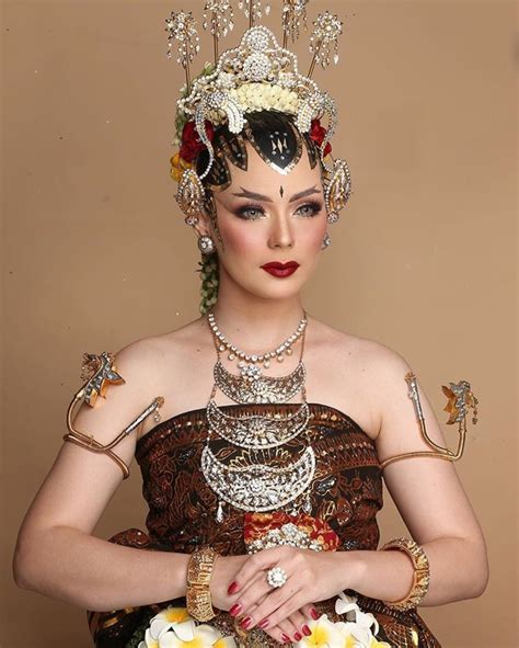 10 mahkota adat pernikahan tradisional indonesia author agustus 17, 2021. Paes Sanggul Sasak Yogya / Read more paes sanggul sasak ...