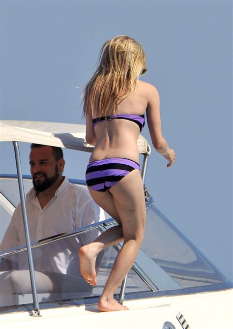 Hot Avril Lavigne Shows Off Sexy Bikini Body On The Beach