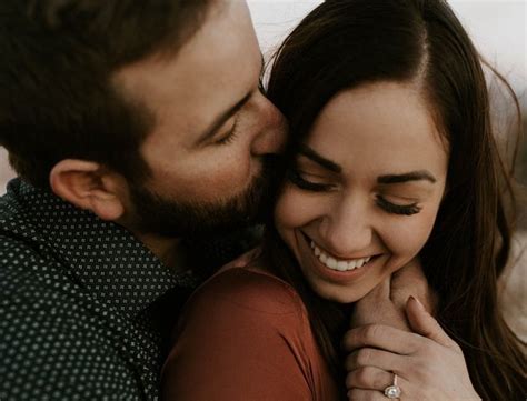 Adventurous Engagement Couple Session In Arizona Couples Posing Outfit Ideas Photo By Erika