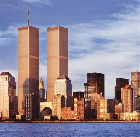 Sechs menschen sterben, etwa 1000 werden verletzt. World Trade Center: Die Geschichte der Twin Towers ...