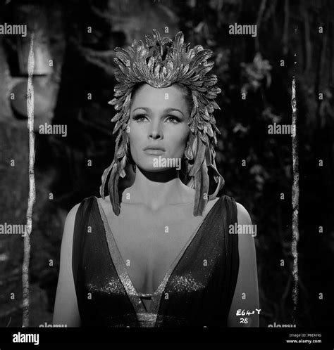Sie 1965 Ursula Andress Datum 1965 Stockfotografie Alamy