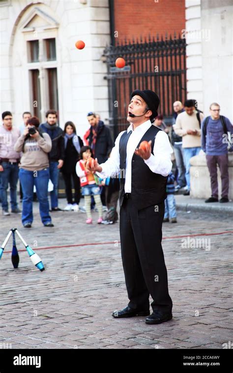 Street Performer Juggler Hi Res Stock Photography And Images Alamy